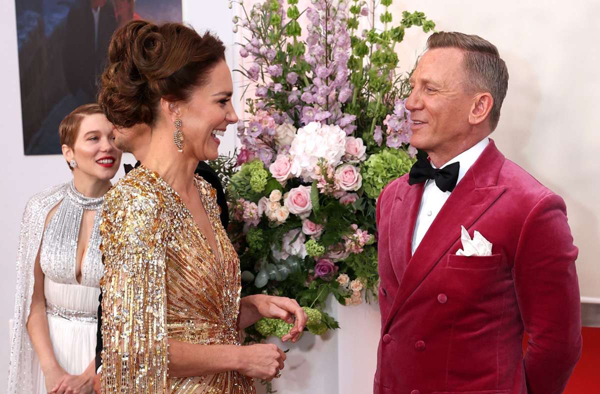Herzogin Kate, hier im Gespräch mit Daniel Craig,  legte bei der  Weltpremiere des neuen James-Bond-Films einen glamourösen Auftritt hin. Foto: dpa/Chris Jackson