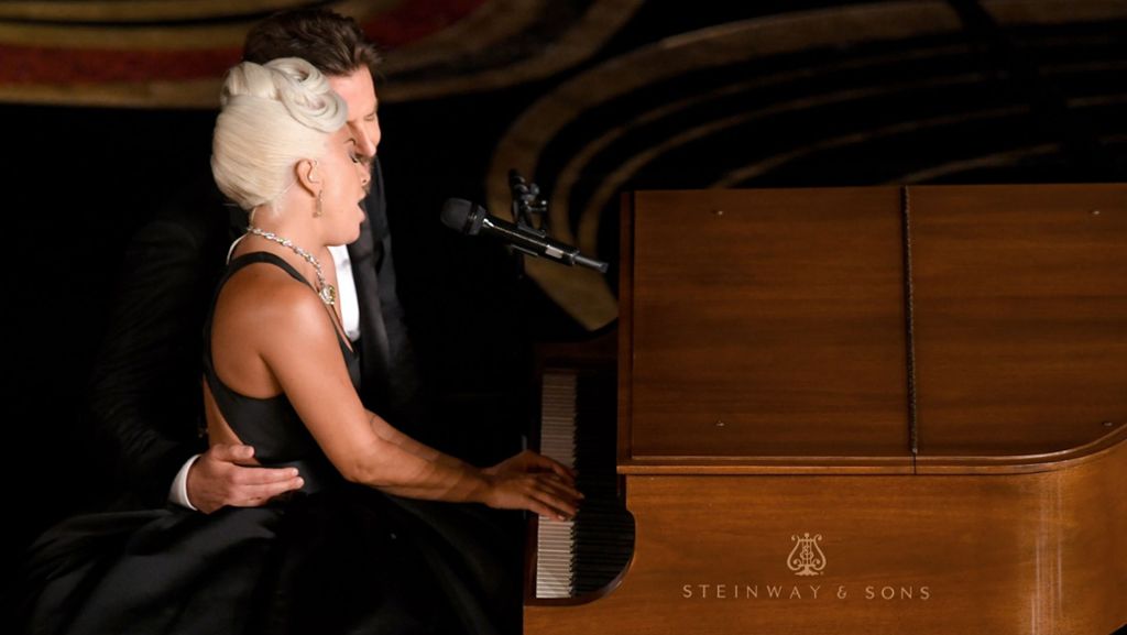  Für das Lied „Shallow“ erhält Lady Gaga ihren ersten Oscar. Unter Tränen dankte sie ihrem Co-Star Bradley Cooper. 