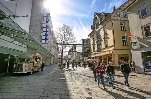 Der Laden läuft, heißt es – trotzdem läuft er wahrscheinlich bald weg, der Karstadt in der Esslinger Bahnhofstraße. Foto: Roberto Bulgrin