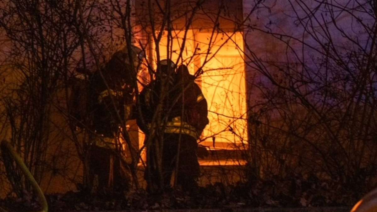  Der 38-jährige Bewohner einer Wohnung in Sillenbuch ist am Montagabend bei einem Küchenbrand verletzt worden. Er hatte versucht, die Flammen selbst zu löschen. 