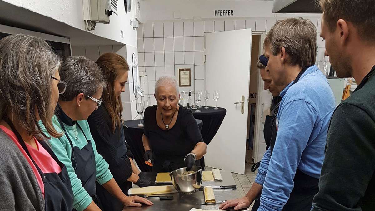  Angelika Thiele und Günther Bacher bieten in Degerloch Kochkurse an. Ihre Spezialität: Schwäbische Maultaschen nach Omas Rezept. Wir waren dabei. 