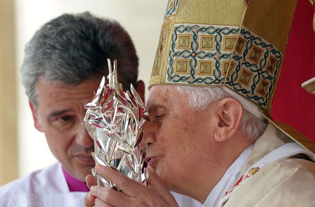 Heiliger Kuss: Papst Benedikt XVI. küsst 2011 eine Reliquie, die eine Ampulle mit Blut von Papst Johannes Paul II. enthält.