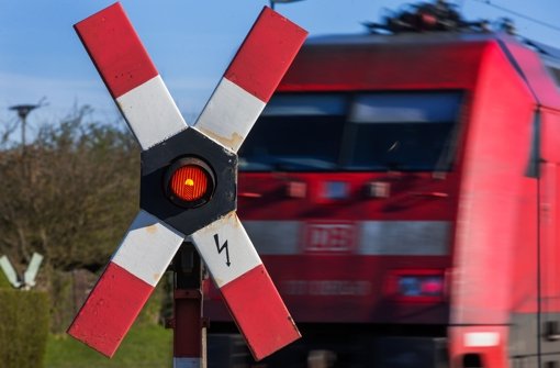Zug rammt Transporter in Bayern