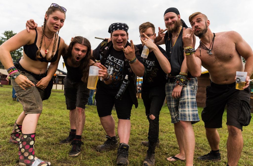 Die rund 75.000 Besucher sind aus Deutschland und der ganzen Welt nach Wacken gekommen, um gemeinsam auf dem Metal-Festival zu feiern.