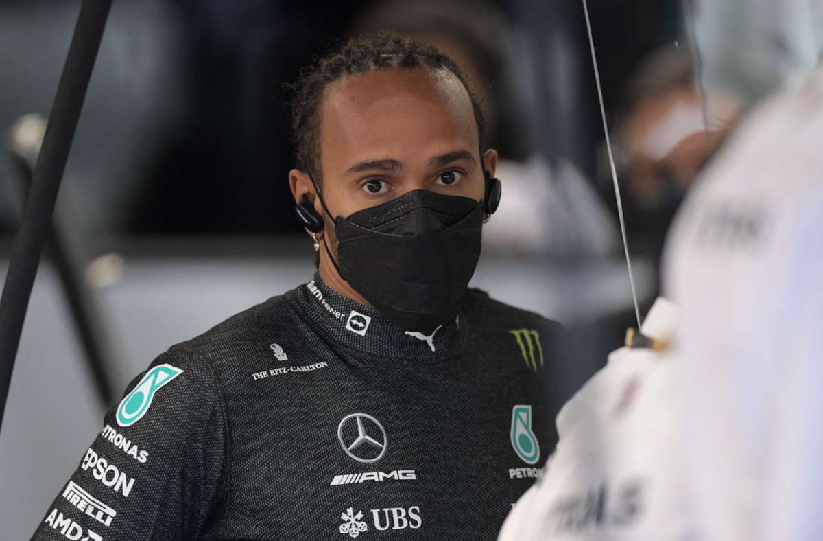 Erst kassiert der Mercedes-Pilot eine Motorenstrafe, dann wird er auch noch disqualifiziert. Foto: AFP/CARL DE SOUZA
