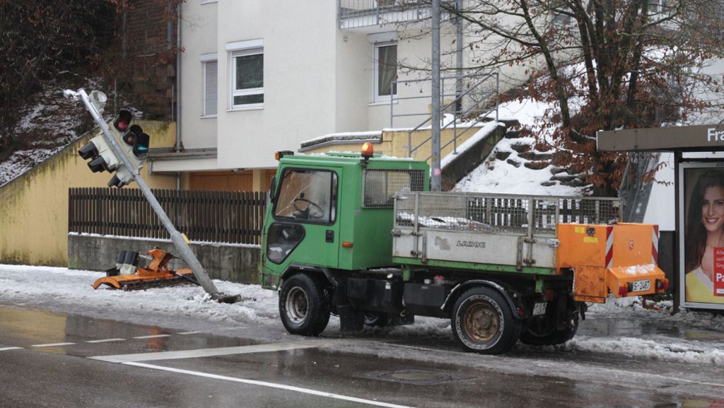 Stuttgart-Plieningen: Winterdienst kommt von glatter Straße ab