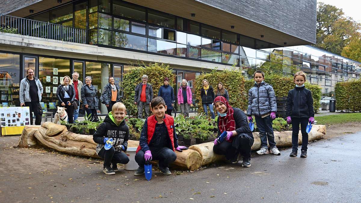  Die Mädchen und Jungen des Kinder- und Jugendtreffs haben ein Staudenbeet angelegt. Der Bezirksbeirat Münster hat das Projekt finanziell unterstützt. 