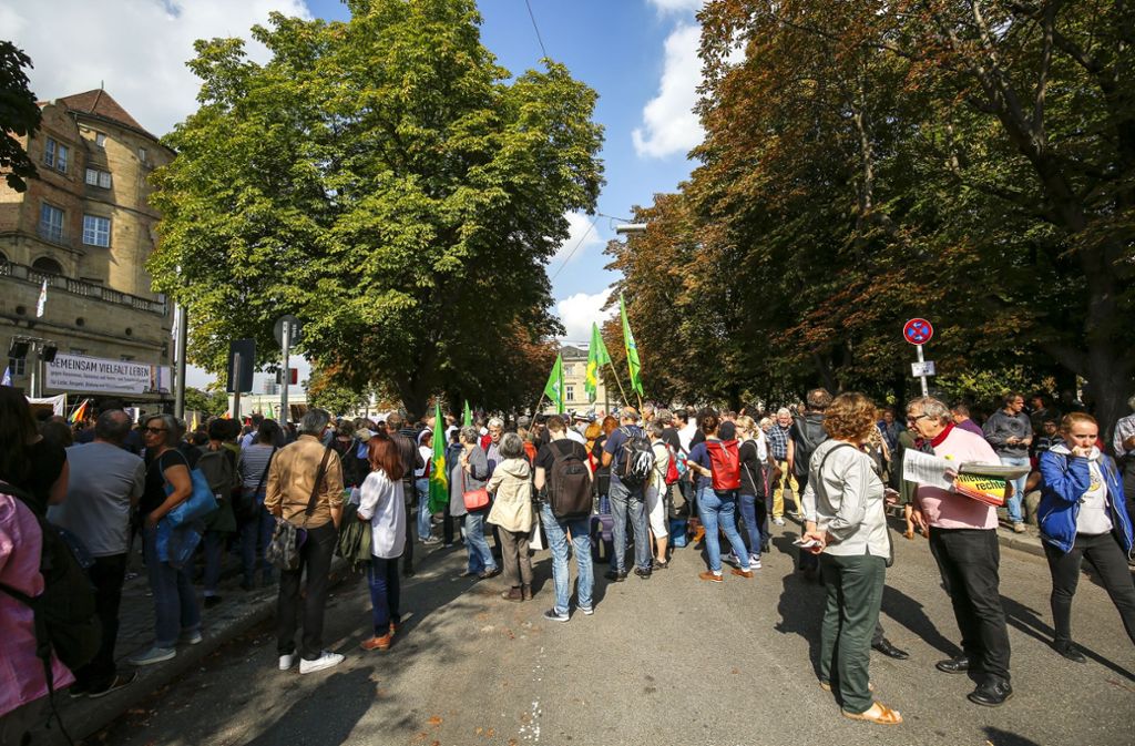 Ein breit aufgestelltes Bündnis aus Politik, Verbänden und Kunst demonstriert auf dem Karlsplatz.