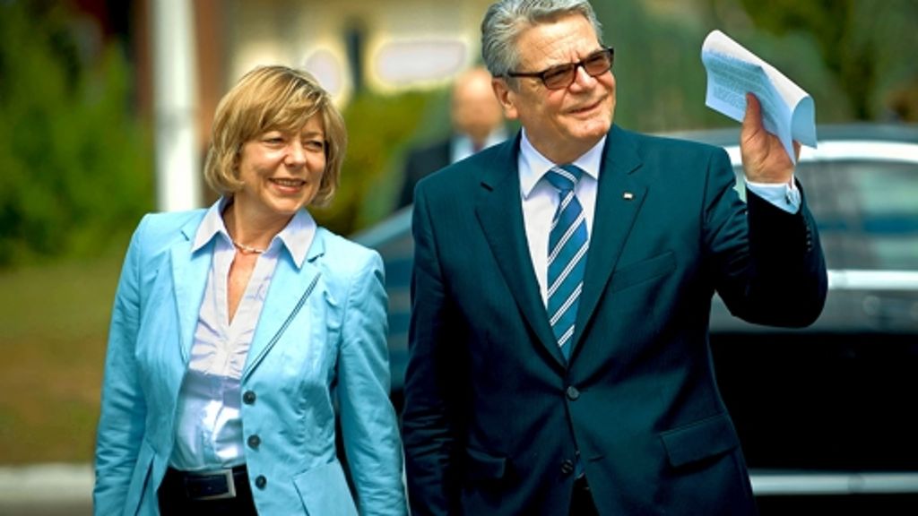  Sein Besuch steht im Schatten einer Affäre, die er nicht selbst zu verschulden hat: Am Dienstag trifft Bundespräsident Joachim Gauck seinen israelischen Amtskollegen Peres. Es ist der erste Staatsbesuch für Gauck. 