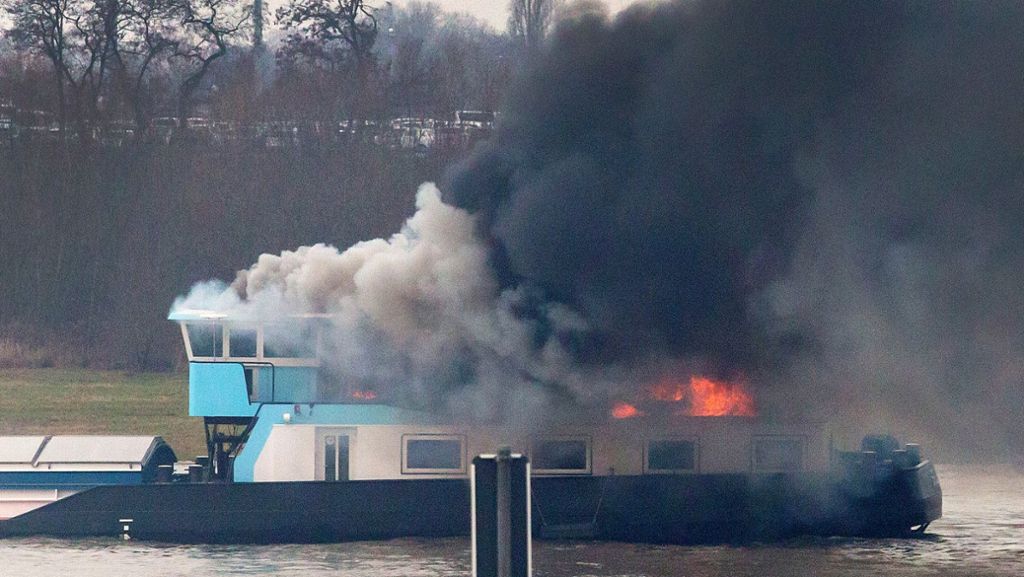 Einsatz bei Duisburg: Kohle-Frachter gerät auf dem Rhein in Brand