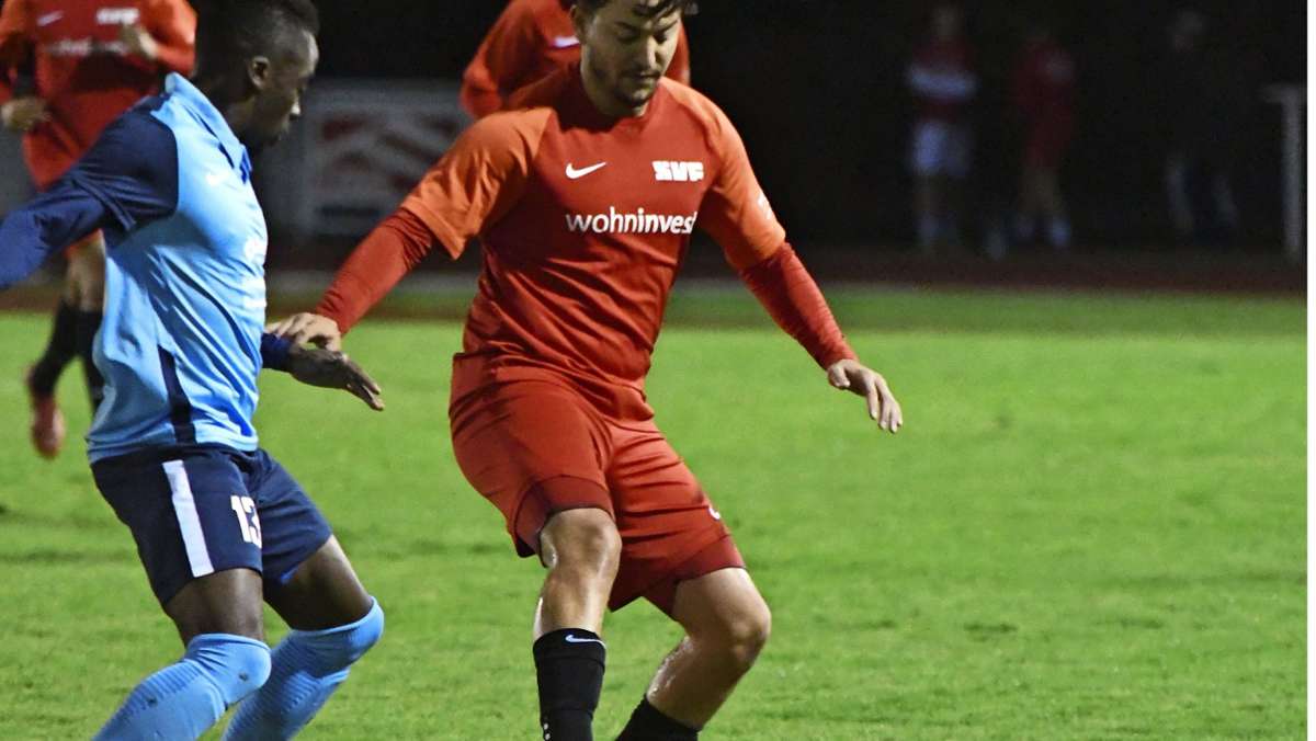  Die Verbandsliga-Fußballer des SV Fellbach verlieren am Freitagabend ihr viertes Spiel nacheinander. Dominic Sessa und seine Mitspieler unterliegen den Gästen von Calcio Leinfelden-Echterdingen mit 0:1. 