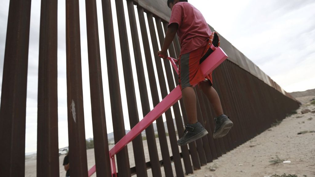 Aktion an US-mexikanischer Grenze: Das hat es mit den pinken Wippen am Grenzzaun auf sich