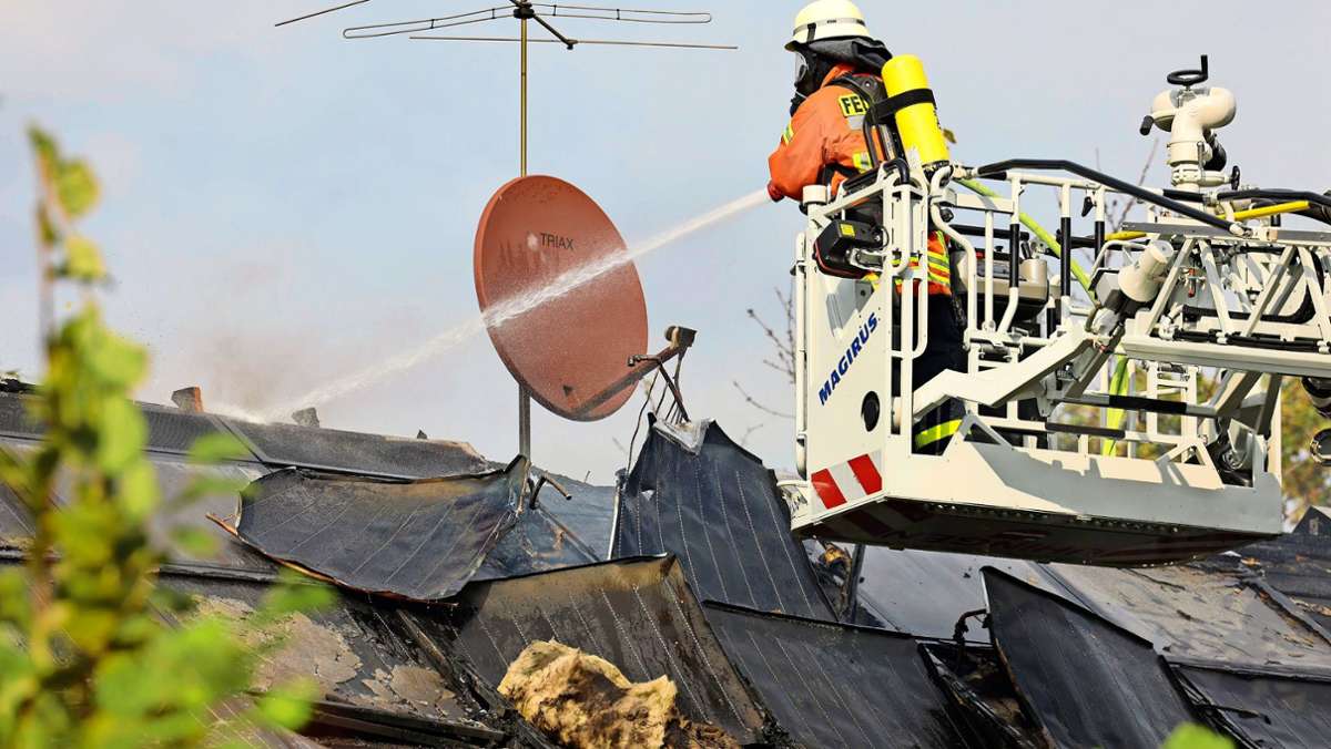 Dachstuhlbrand in Sparwiesen: Photovoltaikanlage steht in Flammen
