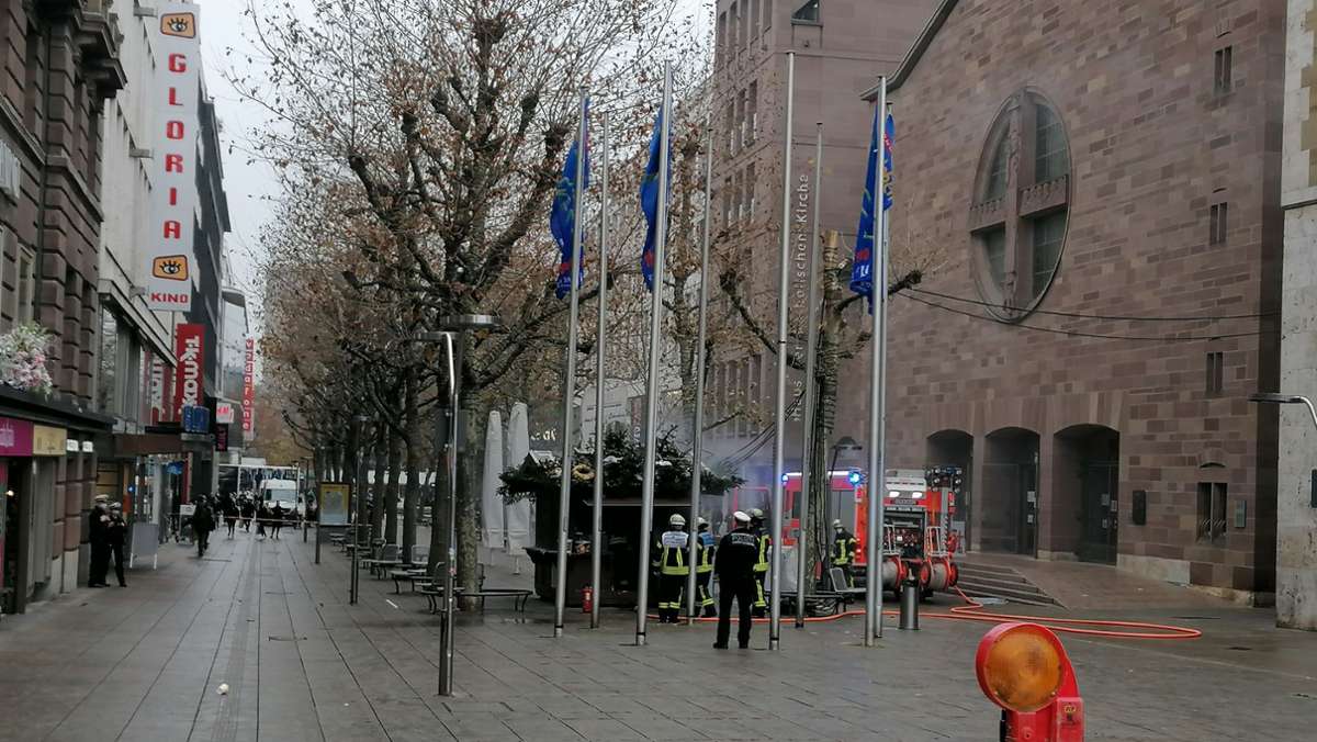  Ein brennender Weihnachtsstand in der Königstraße hat am Freitagmorgen die Feuerwehr auf den Plan gerufen. Die Polizei musste die Königstraße um den Brandort kurzzeitig sperren und sucht nun nach Zeugen. 