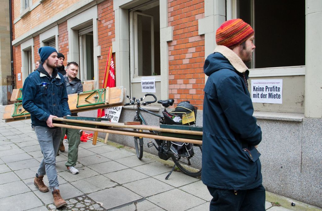 Aktivisten trugen Biertisch-Garnituren ins Haus.
