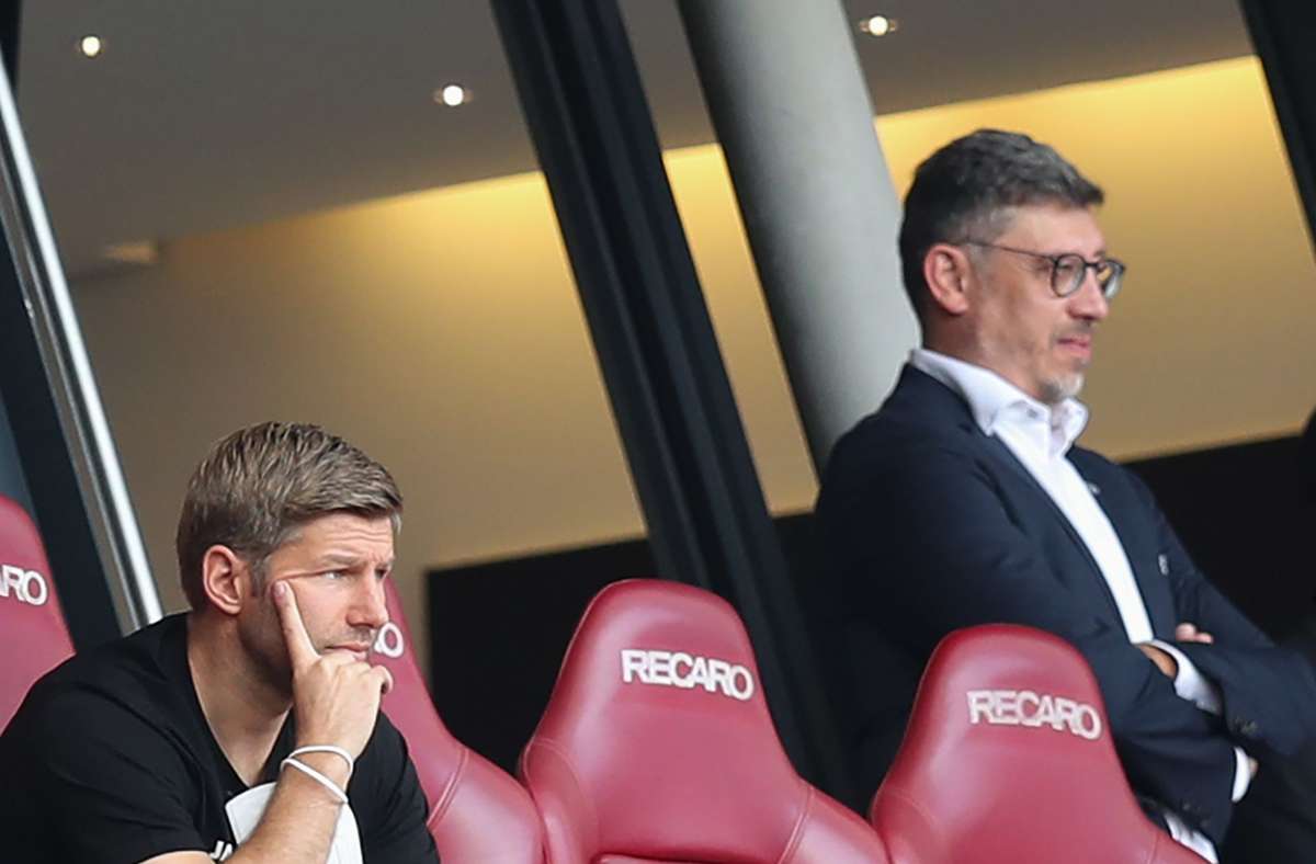 VfB-Vorstandsvorsitzender Thomas Hitzlsperger (l.) und VfB-Präsident Claus Vogt verfolgen das Spiel.