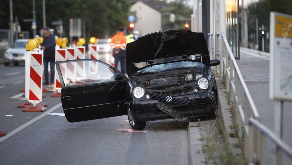 Unfall in Stuttgart-Freiberg: Junge Autofahrerin prallt in Baustelle und wird schwer verletzt