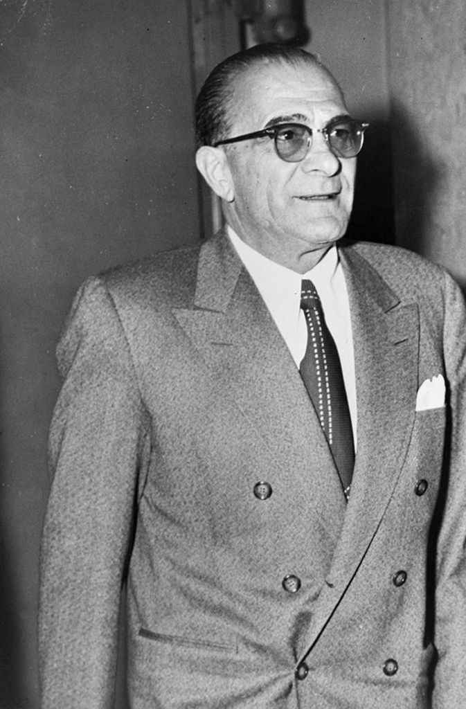 Vito Genovese: Der 1887 in Risiliano in der Region Neapel geborene Genovese war Oberhaupt der Genovese-Familie. 1913 emigrierte er in die USA, wo er zu einem Oberhaupt der italo-amerikanischen Cosa Nostra in New York wurde.
