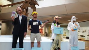 Aktivisten protestieren verkleidet im Naturkundemuseum