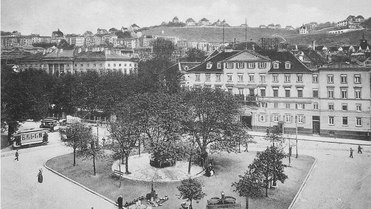  Bäume, Bänke, Brunnen – der Charlottenplatz war wirklich mal ein Platz. Aus der Grünanlage zwischen Kriegsministerium und Altem Waisenhaus ist ein Verkehrsknoten geworden. Wir blicken auf einen Schauplatz mit Geschichte. 