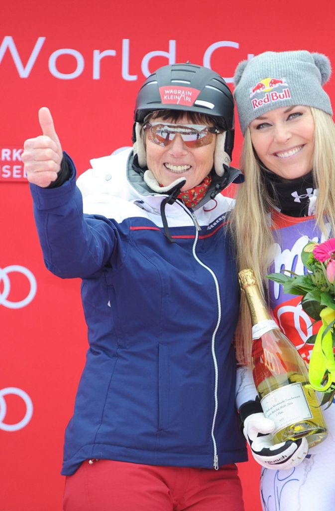 Platz 4: Die Österreicherin Annemarie Moser-Pröll (links) freut sich mit Lindsey Vonn, als diese ihren Frauen-Rekord von 62-Weltcupsiegen einstellt.
