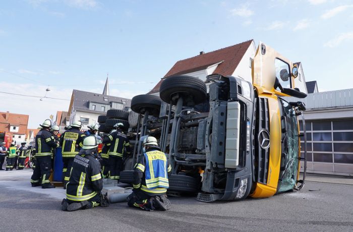 Unfall in Ludwigsburg: Betonmischer kippt um – schwierige Bergung