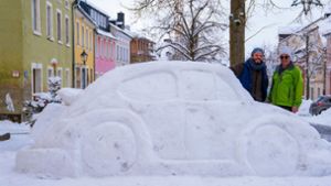 Zum Dahinschmelzen - Nachbarn bauen VW-Käfer aus Schnee