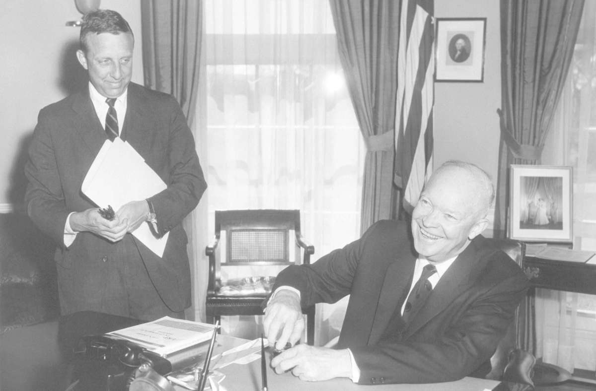 Dwight D. Eisenhower (1953-1961): Eisenhower war im Zweiten Weltkrieg US-Kommandeur und vor seinem Wahlkampf parteilos. Er trat schließlich für die Republikaner an. Während seiner Amtszeit im Kalten Krieg starb unter anderem Josef Stalin und die NASA wurde gegründet.