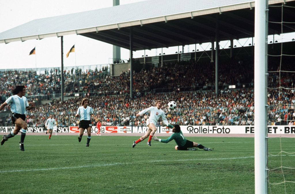 Bei der WM 1974 war das damalige Neckarstadion Schauplatz von drei Erstrundenpartien sowie eines Zweitrundenspiels. Im Bild ist die Vorrundenpartie Polen gegen Argentinien zu sehen. Der 3:2-Sieg der Polen gilt heute als eines der besten Spiele des WM-Turniers, dennoch waren nur knapp 33000 Zuschauer im für rund 72000 Zuschauer ausgelegten Stadion.