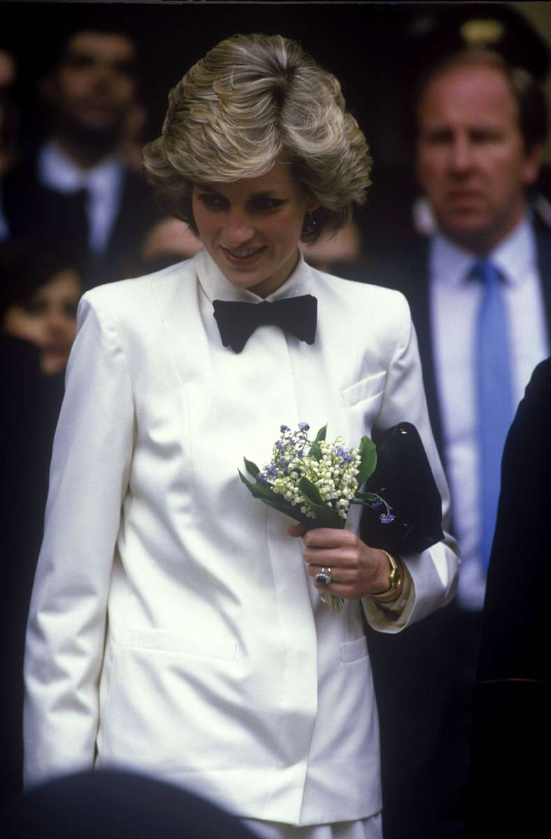 1985: Die brave Diana traute sich endlich mehr, spielte stärker mit Mode – zum Beispiel mit diesem Smokingkleid samt Fliege, das sie beim selben Besuch in Italien trug.