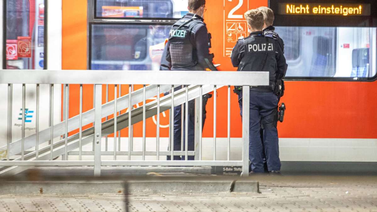 Bluttat am Bahnhof Kornwestheim: Mann verletzt 16-Jährigen in S-Bahn mit Messer – Täter weiter flüchtig