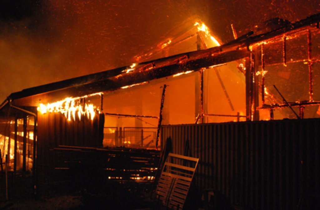 Bei einem Großbrand auf einer Kamelfarm in Rotfelden kommen 86 Kamele um. Fünf Tiere, die nicht im Stall untergebracht waren, überleben das Feuer.