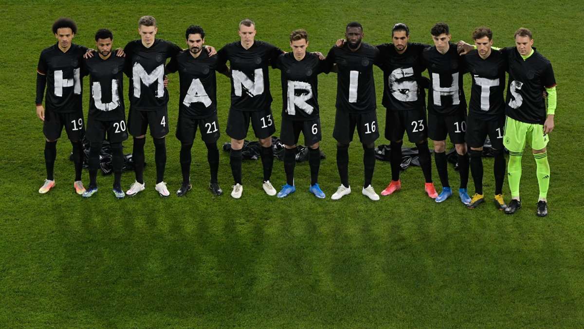  Die Botschaft der DFB-Elf für Menschenrechte vor dem Spiel gegen Island geht um die Welt. Doch nicht alle sind von der Protestnote an den umstrittenen WM-Gastgeber Katar begeistert. 