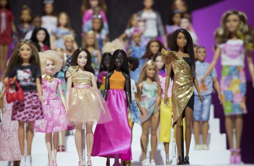 Die bei vielen Kindern beliebten Barbies sollen durch eine neue Kollektion nachhaltiger werden (Archivbild) Foto: dpa/Mark Lennihan