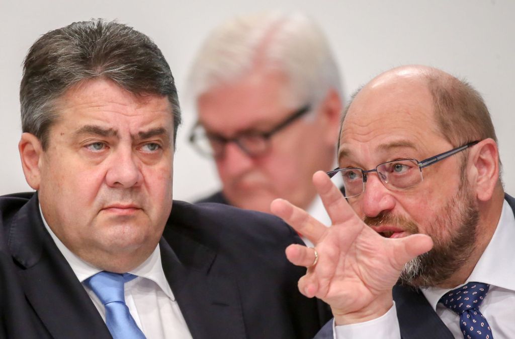 Wer sagt hier wem, wo’s langgeht? SPD-Chef Sigmar Gabriel (links) im Gespräch mit Martin Schulz. Nur einer von beiden kann Kanzlerkandidat werden. Foto: dpa