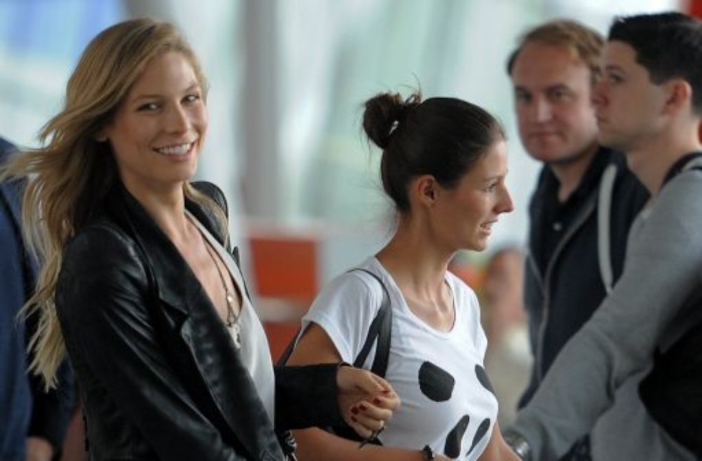 Sarah Brandner (links), die Freundin von Bastian Schweinsteiger, und Silvia Meichel, Freundin von Mario Gomez.