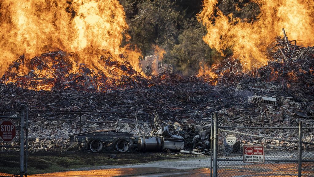 Großbrand bei Whiskey-Hersteller: Feuer verschlingt  45.000 Fässer Jim Beam