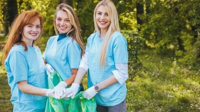 Müll einsammeln im Wald - Neben dem FSJ und dem BDF gehört auch das Freiwillige Ökologische Jahr zu den Freiwilligendiensten, in denen sich junge Erwachsene engagieren können.