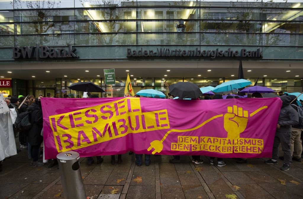 Das Aktionsbündnis Kesselbambule versammelte sich am Freitagnachmittag vor einer Bankfiliale an der Königstraße.