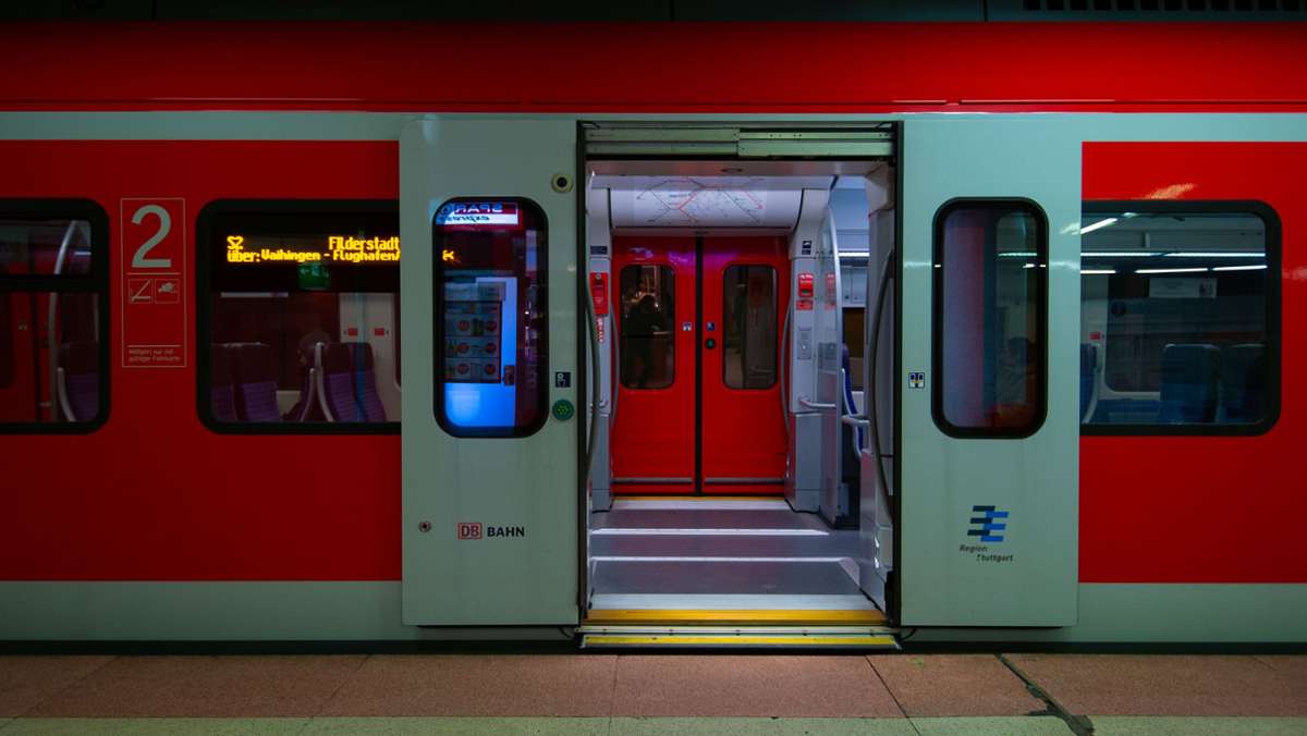 Gewaltattacke  in Stuttgart: Drei Männer greifen Rentner in S-Bahn an – Polizei sucht Zeugen