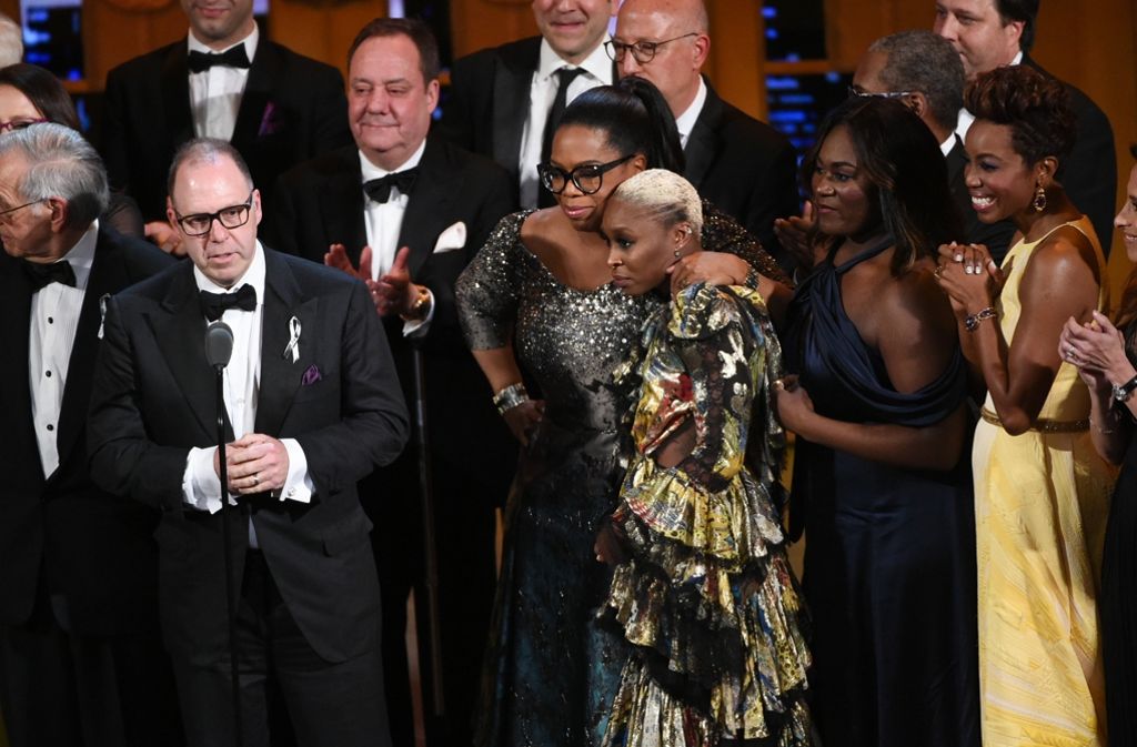 Producer Scott Sanders (links) nimmt den Preis für das beste Remake für “The Color Purple“ entgegen. In der Mitte: Oprah Winfrey.