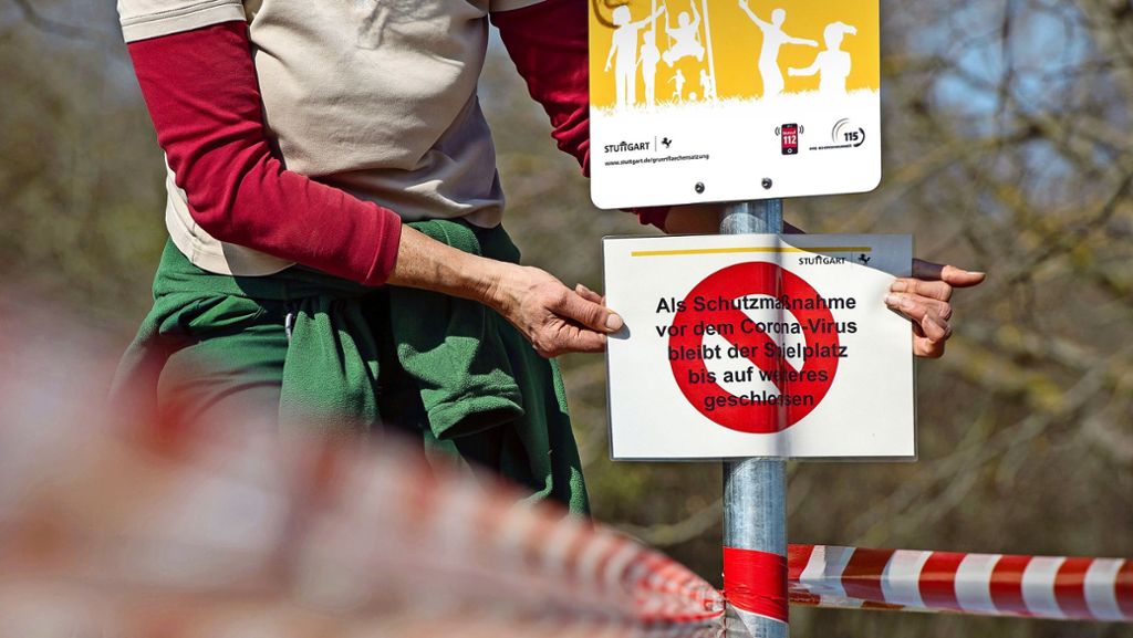  Um die Verbreitung des neuartigen Coronavirus zu verlangsamen, schließt die Stadt Stuttgart alle Spiel- und Bolzplätze sowie Waldspielplätze im Stadtgebiet. Betroffene Eltern reagieren höchst unterschiedlich auf die Maßnahme. Bürgermeister Thürnau kündigt Polizeikontrollen an. 