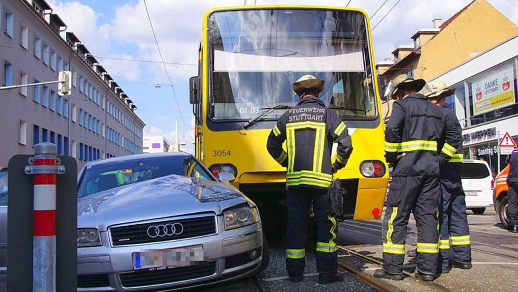 Unfall in der Neckarstraße in Stuttgart-Ost: Autofahrer prallt beim Abbiegen gegen Stadtbahn