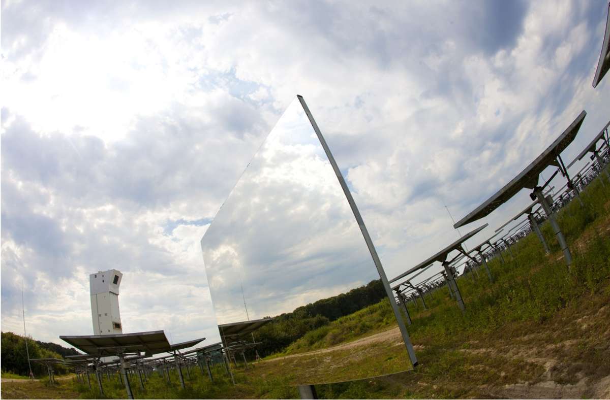 Software kann bei der Energiewende helfen, zum Beispiel bei der Steuerung der Spiegel in einem Solarkraftwerk. Auf dem Foto zu sehen ist  ein solarthermisches Versuchskraftwerk Jülich mit Solarturm (l.), aufgenommen 2019. Foto: picture-alliance/dpa/Rolf Vennenbernd