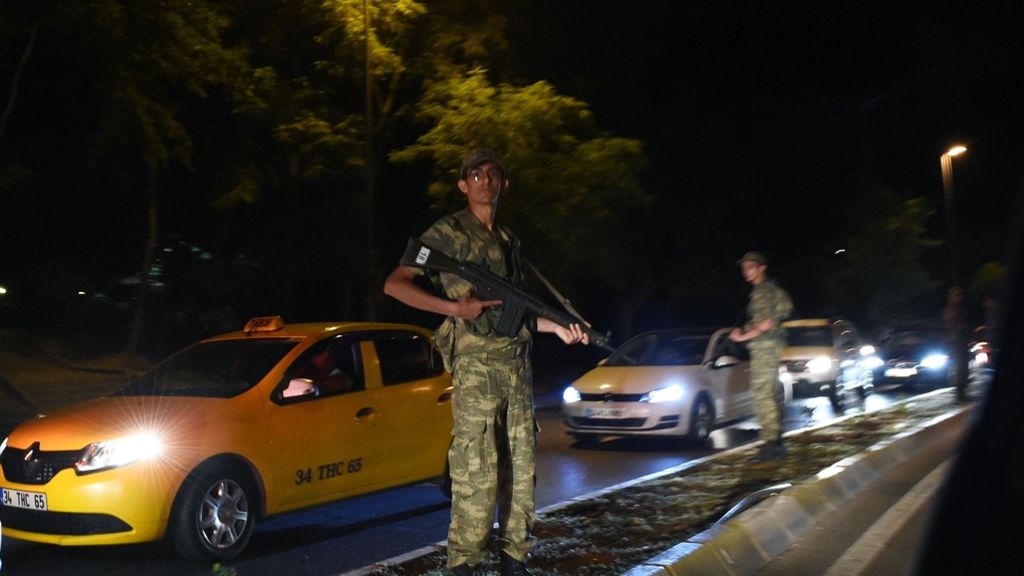Spannungen in der Türkei: Militär gibt Machtübernahme bekannt