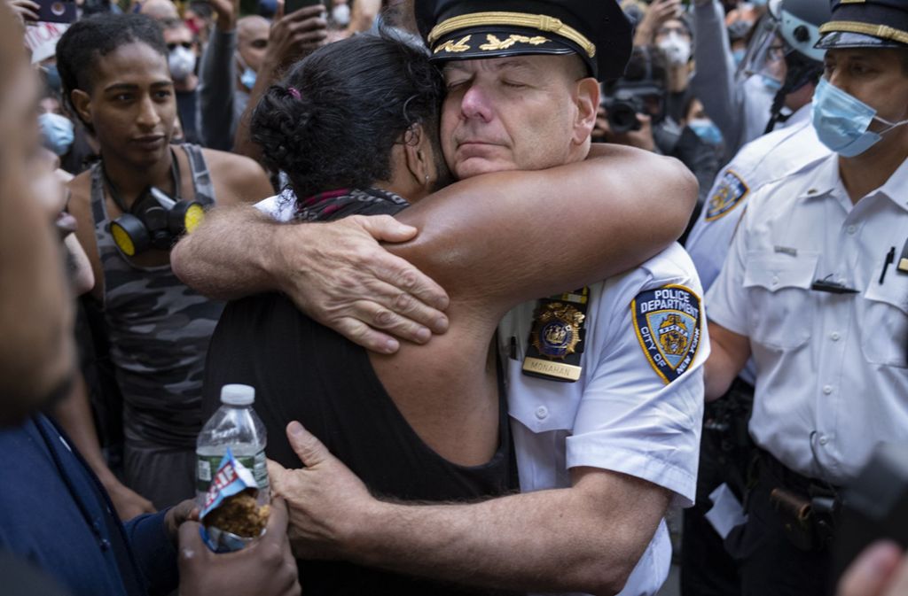 Terence Monahan, Abteilungsleiter der Polizei von New York City, umarmte eine Demonstrantin.