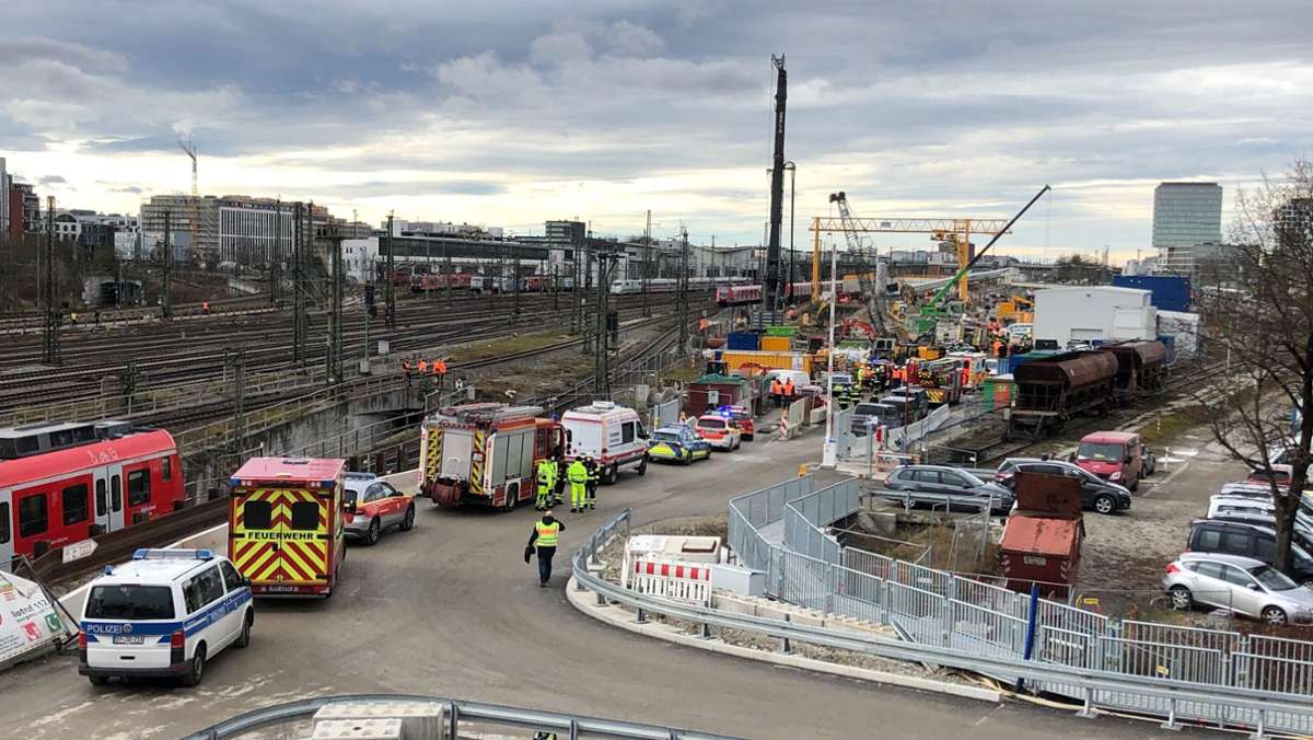  Ein lauter Knall und eine Rauchsäule. Mitten auf Münchens wichtigster Zugstrecke ist es zu einer Explosion gekommen. Es gab mehrere Verletzte – und enorme Auswirkungen auf den Zugverkehr. Wie konnte das passieren? 