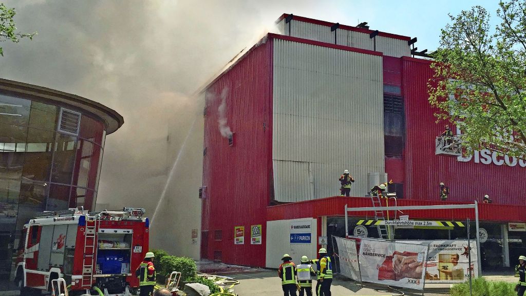Böblingen-Hulb: Ehemaliger Möbelmarkt in Flammen