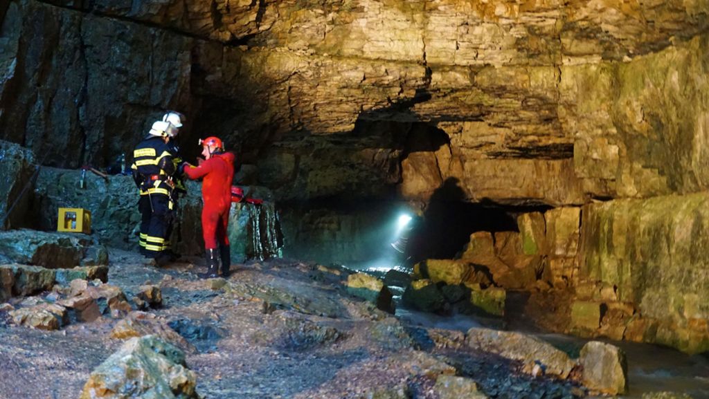  Nachdem vergangenes Jahr ein Tourleiter und dessen Kunde in der überschwemmten Falkensteiner Höhle eingeschlossen worden waren, hat die Gemeinde Grabenstetten die Kosten für die Rettungsaktion voll ersetzt bekommen. 