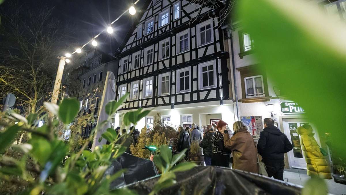 Eröffnungsfeier der Bar Juwel ohne die Figuren: Stuttgarts Kulturamt lässt die drei Mohren auf Echtheit untersuchen